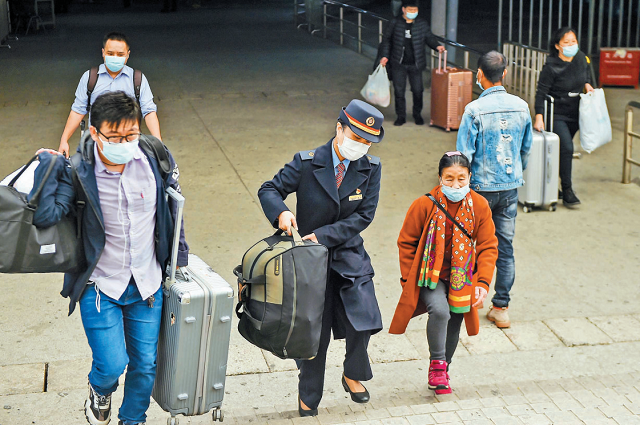 深圳西站工作人员帮助老人家搬运行李。 .jpg