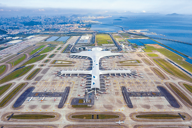 2019年，深圳宝安国际机场服务质量不断提升，机场全年日均航班接近1100架次，全年平均航班放行正常率接近88%。图为深圳宝安国际机场全景。.jpg