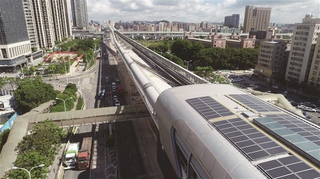 深圳地铁6号线高架段车站顶部设置太阳能光伏发电系统。.jpg