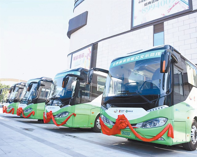 首批开通的5辆氢能公交将实行免费乘坐.jpg