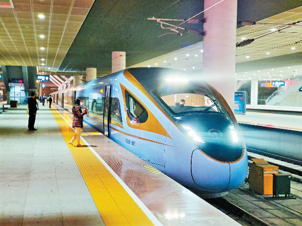 ▲1月17日，D376次列车从深圳北站缓缓驶出。.jpg