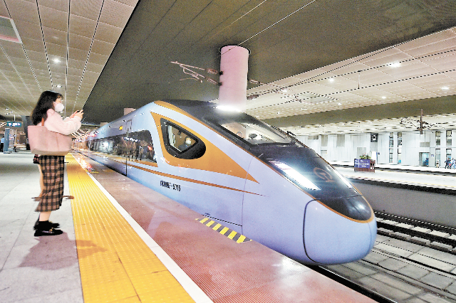 深圳北站开出的首趟春运列车。.jpg