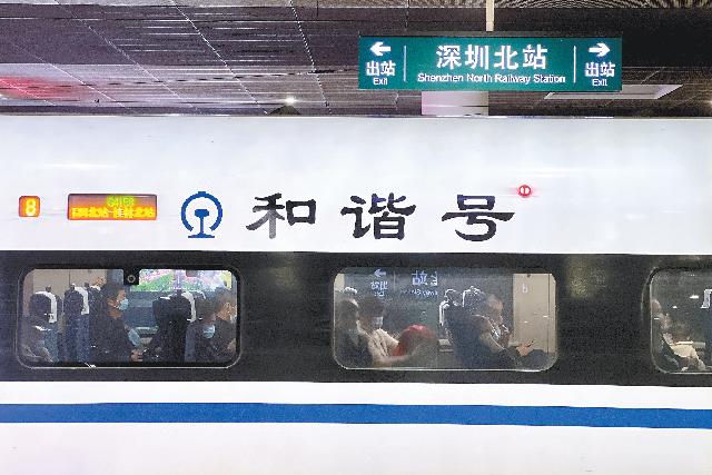 1月24日凌晨1时33分，G4158次列车从深圳北站驶出，于当日凌晨4时25分到达桂林北站。这是今年春运期间，深圳北站加开的首趟夜间高铁。.jpg