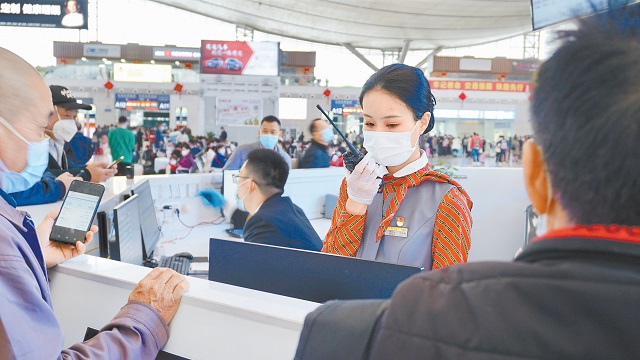 深圳北站“迎春花”服务队为春运旅客热忱服务.jpg