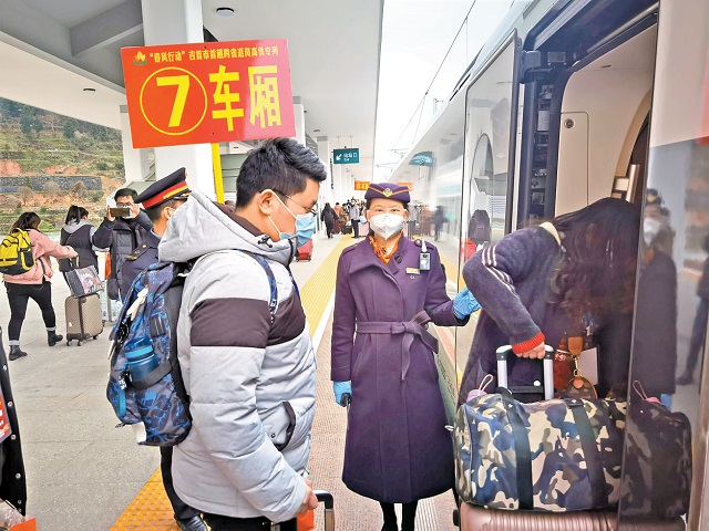 湖南吉首籍务工人员从吉首东高铁站出发.jpg