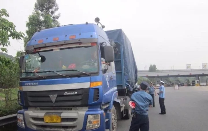深圳特区报：驾驶营运车辆超速玩手机将被禁止从业