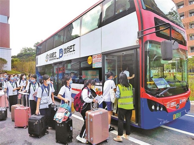 ▲9月23日，深圳外国语学校学生排队乘坐通学定制巴士。.jpg