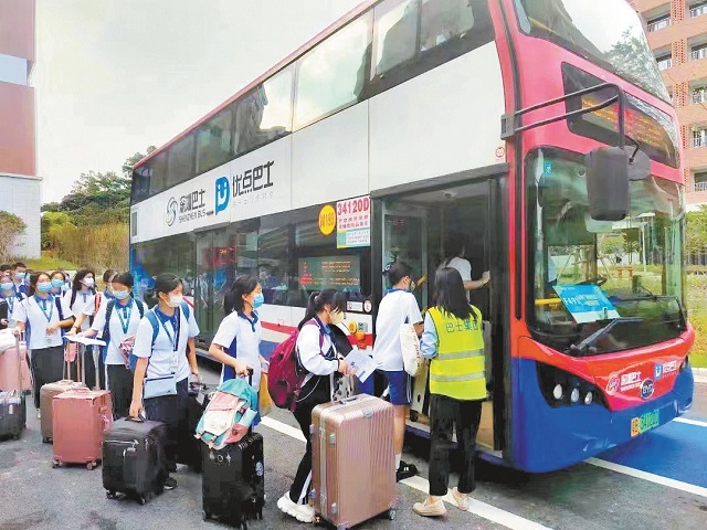 深圳巴士集团通学巴士让学生从“校门口”到“家门口”无忧出行。.jpg