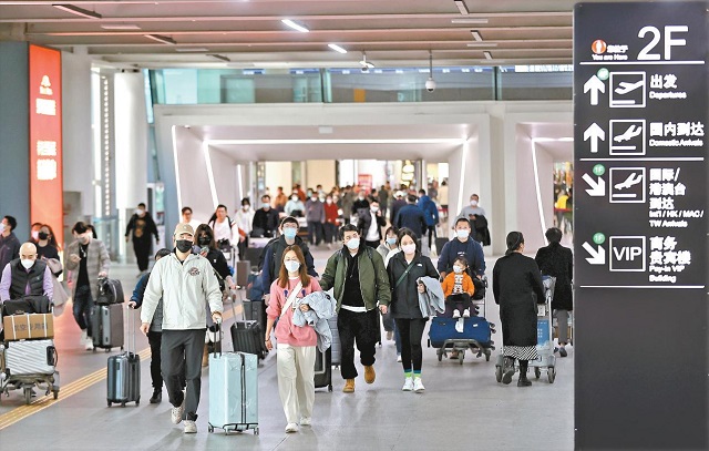 昨日，深圳宝安国际机场，到达大厅内大批旅客走出。.jpg
