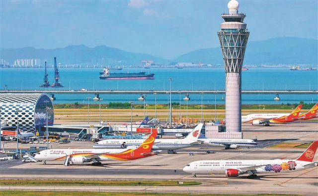 繁忙的深圳宝安国际机场。.jpg
