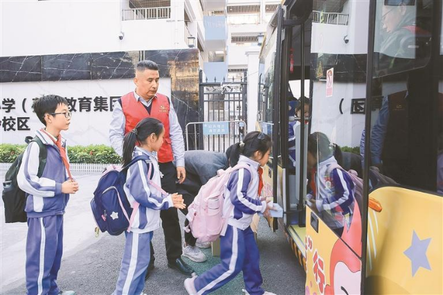 深圳首条由街道牵头建设的通学巴士专线正式开通。.jpg