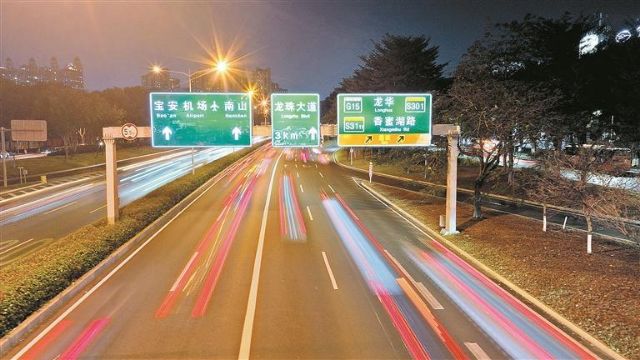 1月10日，北环大道香蜜湖路段的交通标志牌“亮灯”了。.jpg