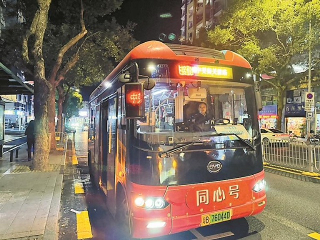 近日，深圳巴士集团开通了中英街地铁接驳线，方便群众夜游。.jpg