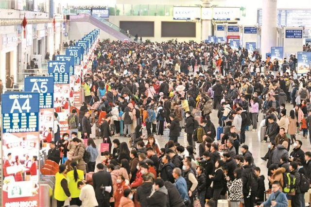 春运首日，深圳北站人流如织，秩序井然。.jpg