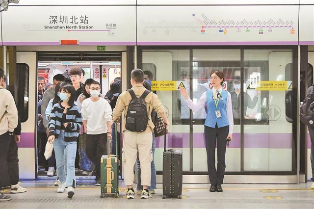 ▲乘客在深圳北站地铁站有序上下车。.jpg