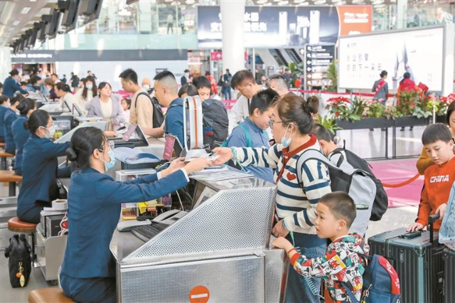 深圳机场迎来客流出港高峰。.jpg