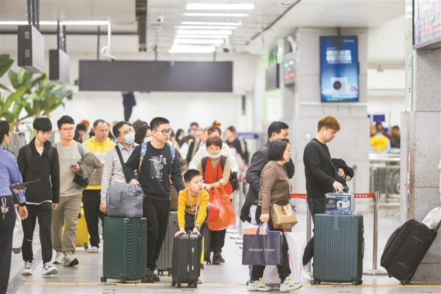 昨日，在深圳火车站返乡旅客有序前往站台。.jpg