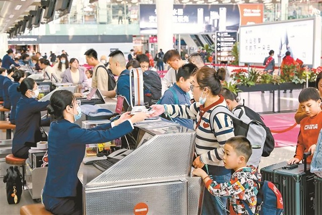 春节期间，深圳机场推出一证（码）通行服务,旅客实现“一部手机走遍机场”。.jpg