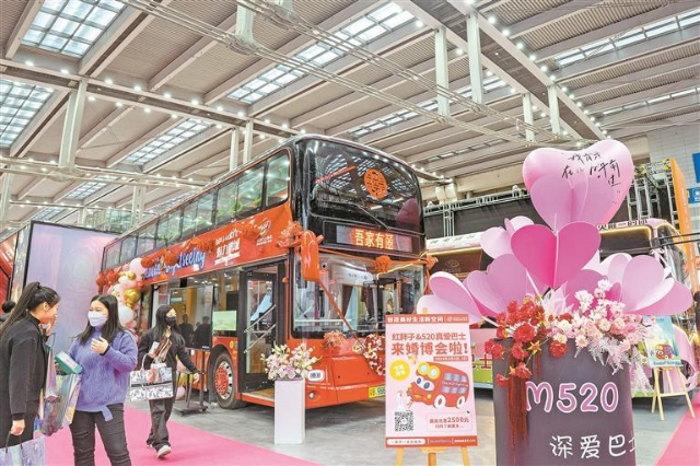 深圳巴士集团近期推出“城市婚车”，为新人们提供了一种全新的、时尚环保的婚礼出行方式。.jpg