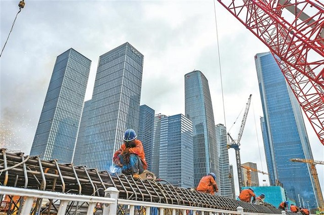 穗莞深城际铁路前海站施工现场，工人焊接钢筋笼。.jpg