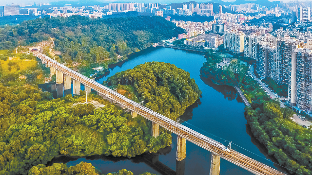 深圳加快海陆空铁通道建设，全力打造国际综合交通枢纽城市.jpg