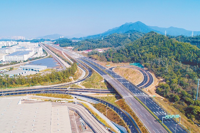 南坪快速路（三期）的开通方便了龙岗、坪山市民往来市中心区。.jpg