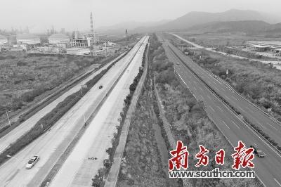 惠深沿海高速经过惠州市大亚湾石化区.jpg