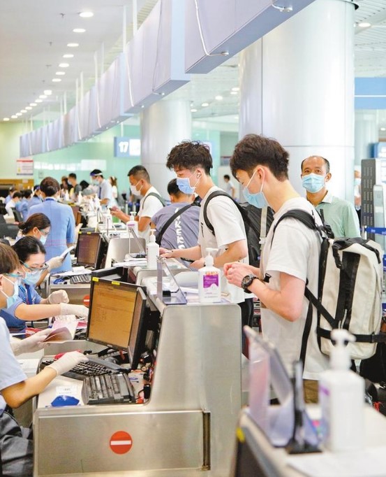 蛇口邮轮母港值机柜台，搭乘客船经香港国际机场返校的留学生在办理值机手续。深圳特区报记者 刘羽洁 摄.jpg