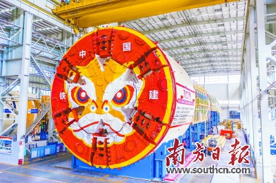 我国自主研发的海底隧道盾构机在长沙下线。.jpg