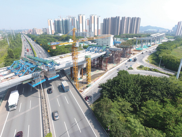 深圳地铁6号线上跨龙大高速悬灌梁合龙