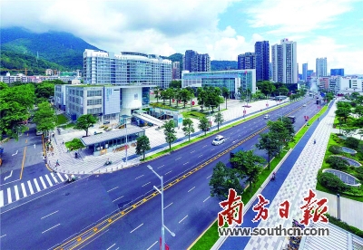 盐田将实施道路品质提升三年行动，完成沙深路、海山路、东海道等28条道路的品质提升。图为经过品质提升后宽敞、整洁的深盐路。李小辉 摄.jpg
