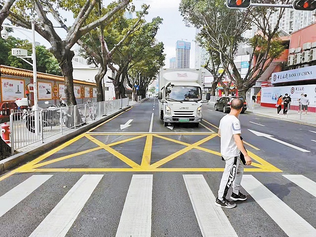 我市试点实施“阶梯式停止线”.jpg