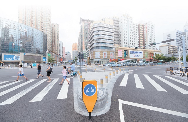 完善后的二次过街岛、渠化岛，标识更加清晰，增强迎车面防护功能。 受访单位 供图.jpg