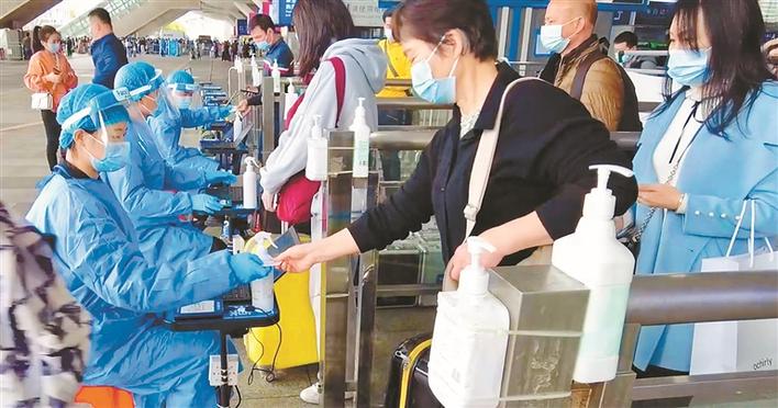 进站旅客仅需刷身份证，即可核验车票和防疫信息。.jpg