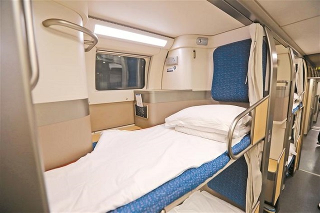 列车内部，一铺一单间，纵向床位。.jpg