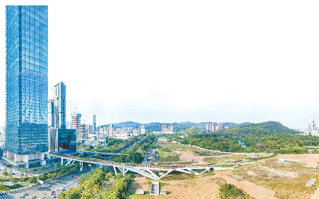 城市空中慢行通道笔架山廊桥段贯通，将笔架山公园与深业上城商业区衔接起来。.jpg