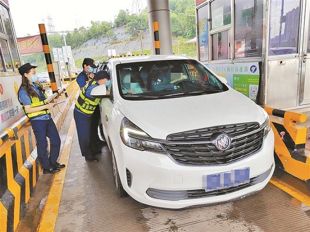 近日，执法支队龙岗大队联合交警部门、惠盐高速荷坳收费站查处非法营运车辆.jpg