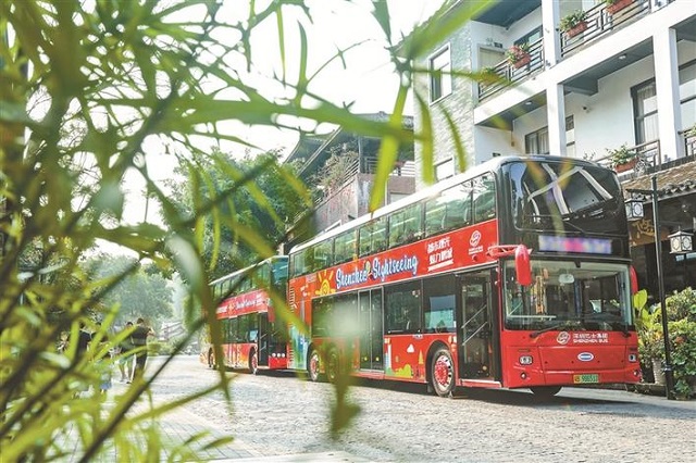 在龙岗甘坑古镇，整装待发的全新“绿线”观光巴士。.jpg