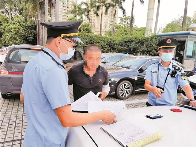 执法人员现场查处涉嫌非法营运车辆。 受访单位供图2.jpg