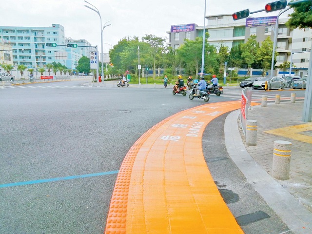 橙黄色右转弯盲区弯月提醒效果非常明显。.jpg