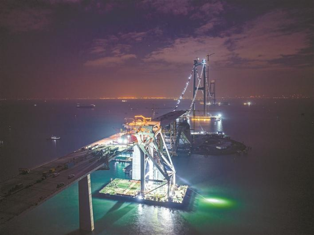 1月4日晚，运架一体船正架设深中通道海上非通航孔桥最后一片箱梁。.jpg