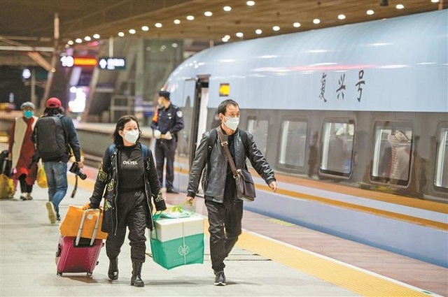 携大包小包赶乘深圳北站首班春运列车的旅客。.jpg