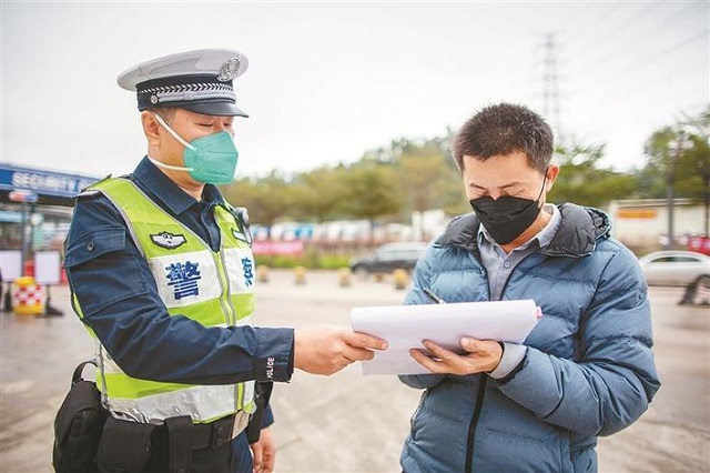 深圳交警在春运执勤点对重点车辆进行安全检查。.jpg