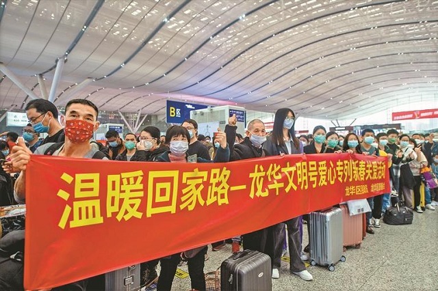 志愿者进站前合影。.jpg