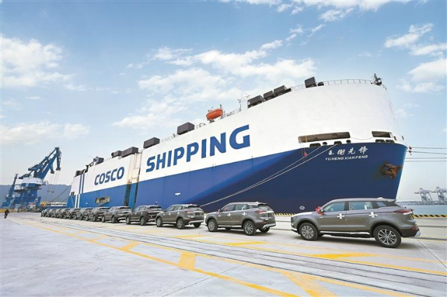 小漠国际物流港汽车滚装外贸首航。.jpg