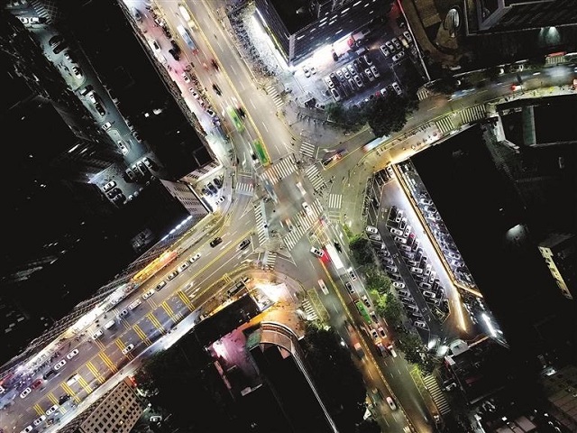经综合改造后，建辉路-清泉路交叉口通行状况得到改善。.jpg