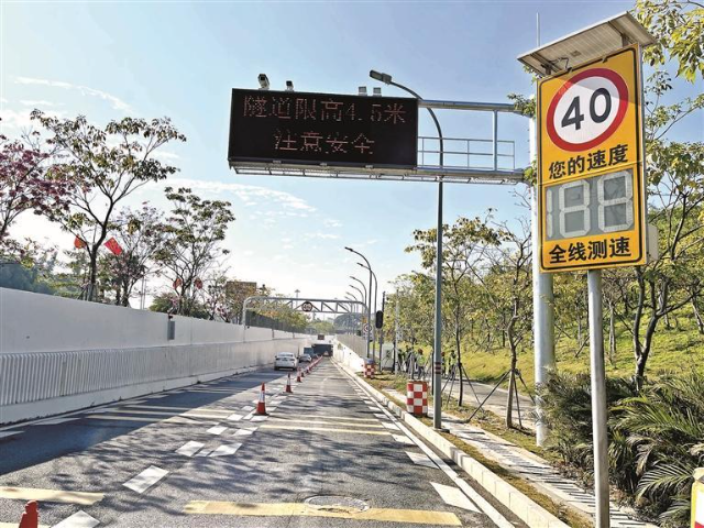 东滨隧道安装的“智慧限高预警装置”。.jpg