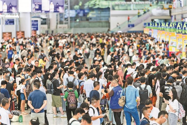 深圳各大火车站进站口、候车室客流依旧不断。.jpg