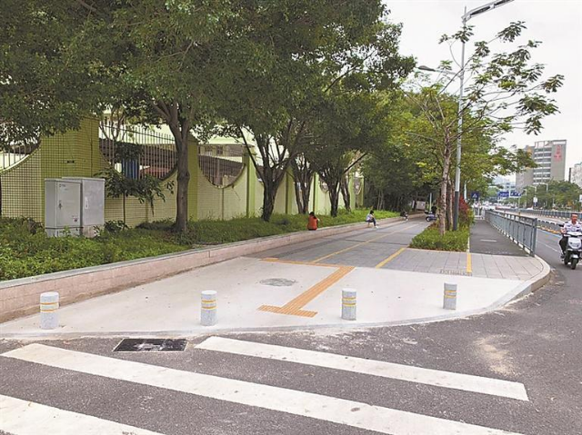 降坡“清零”行动助市民无“碍”出行。.jpg