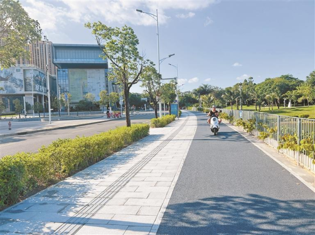 坪山区坪山街道荷康路人行道原本破损的路面整治后焕然一新。.jpg